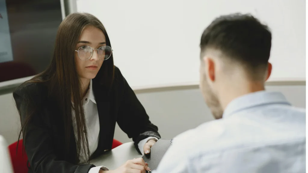 Une femme et un homme illustrant un apporteur d'affaire recrutement