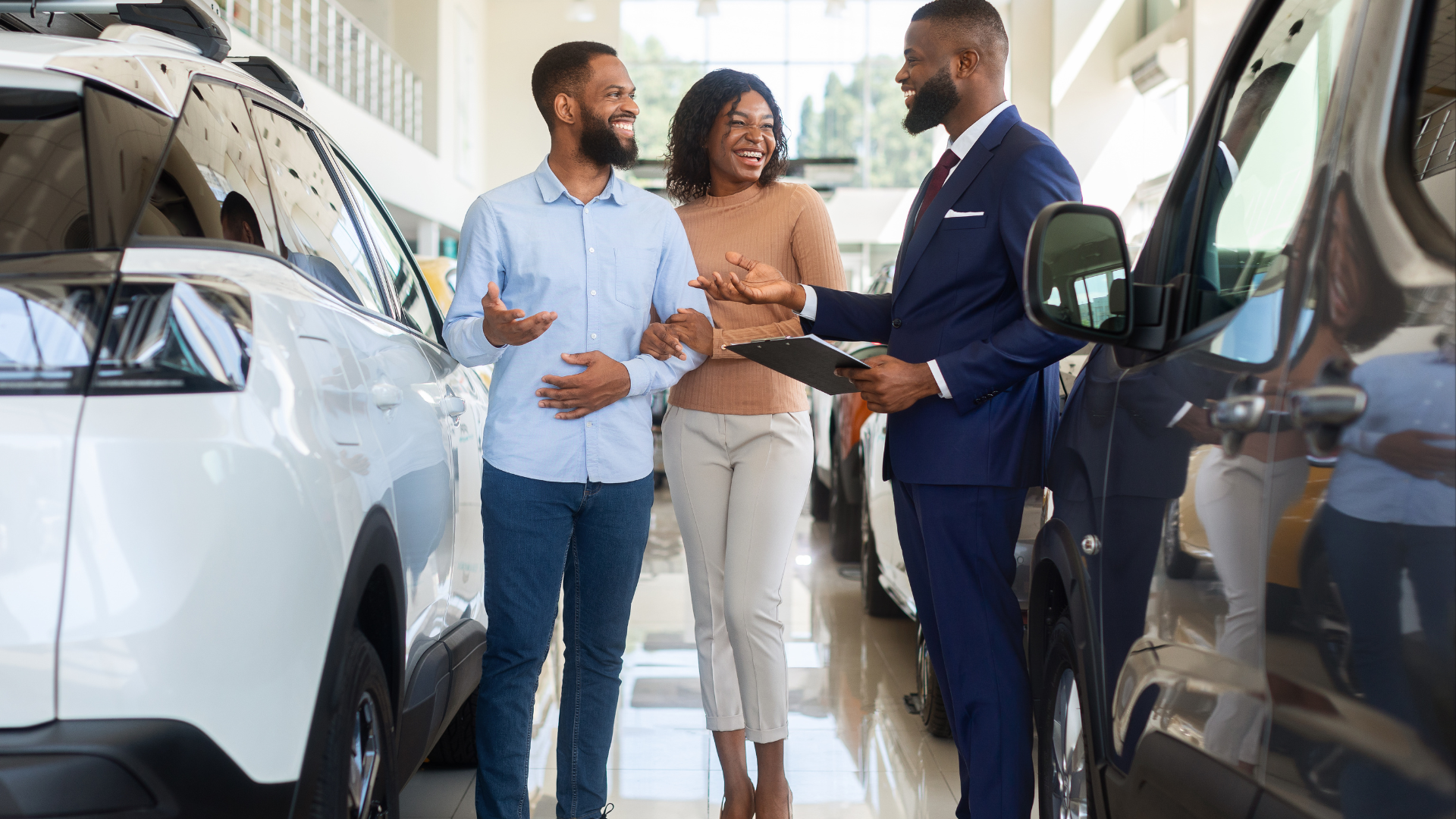 Apporteur d’affaires en automobile accompagnant un couple dans le choix d’un véhicule